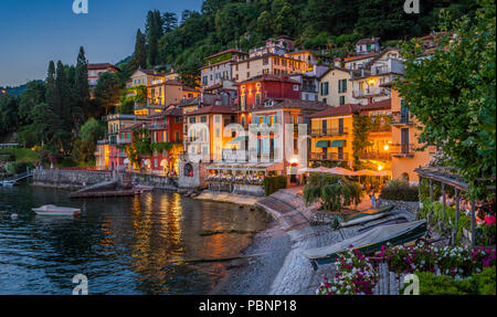 Blick in die schöne Varenna am Abend, am Comer See, Lombardei, Italien. Stockfoto