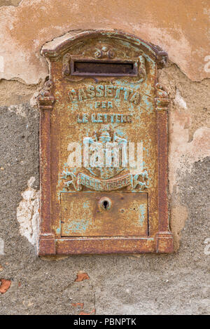 Alte Metall Briefkasten in Lucignano d'Asso in der Toskana, Italien Stockfoto