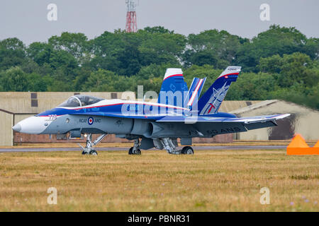 RCAF CF-18 Hornet Landung nach Anzeige an der Royal International Air Tattoo, RAF Fairford, England am 13. Juli 2018. Stockfoto