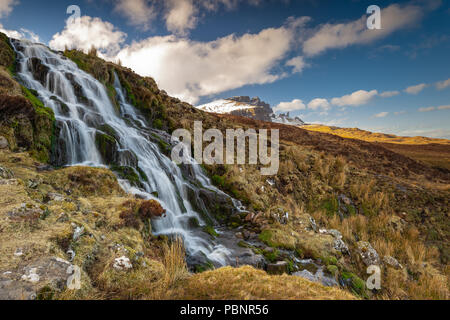 Bräute Schleier Wasserfall und des Alten Mannes Storr, Isle of Skye, Schottland Stockfoto