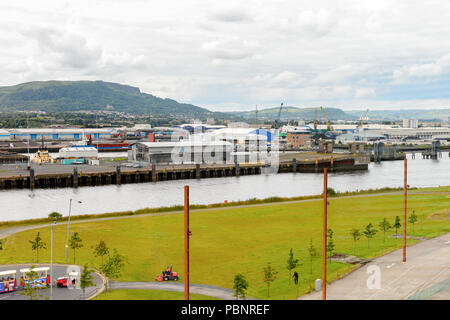 BELFAST, NI - Juli 14, 2016: Docks im Titanic Quarter, Nordirland. Belfast Harbour, als Queen's Island bekannt, bis 1995 Stockfoto