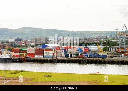 BELFAST, NI - Juli 14, 2016: Docks im Titanic Quarter, Nordirland. Belfast Harbour, als Queen's Island bekannt, bis 1995 Stockfoto