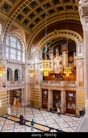 GLASGOW, Schottland - Juli 16, 2016: Hängende Köpfe im Osten Halle des Kelvingrove Art Gallery und Museum, Argyle Street, Glasgow. Es ist eine beliebte an Stockfoto