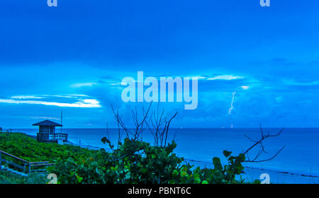 Juno Beach Pier Blitze schlagen Wasser Stockfoto