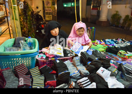 Thai Frau Verkauf von Socken, Pai Thailand Stockfoto