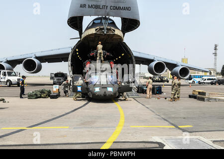 Mehr als 40 Gardisten von 1-171 st Allgemeine Unterstützung Aviation Battalion, Georgien Army National Guard zusammen mit fünf UH-60 Black Hawk Hubschraubern in den Bauch eines riesigen C-5 Galaxy Flugzeug Juli 27 in Tiflis, Georgien Unterstützung für übung Noble Partner zur Verfügung zu stellen. Edle Partner 2018 ist eine georgische Streitkräfte und US-Armee Europa kooperativ-led-übung in der vierten Iteration. Die Übung soll die Unterstützung und die Bereitschaft und die Interoperabilität von Georgia, USA verbessern und die teilnehmenden Nationen während eines multinationalen Ausbildung Betrieb. Diese Übung liefert Führungskräften im Al Stockfoto