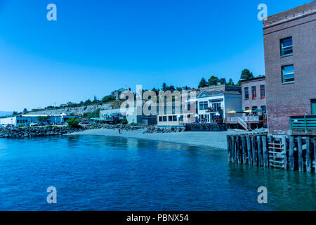 Waterfront Blick auf alten Viktorianischen Architektur an einem klaren sonnigen Tag mit blauen Himmel. Port Townsend, Nordwesten der USA. Stockfoto