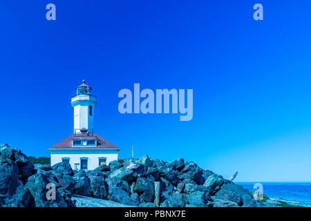 Herrliche Aussicht auf den Punkt Wilson Leuchtturm mit blauem Himmel2, Port Townsend, Washington. USA Stockfoto