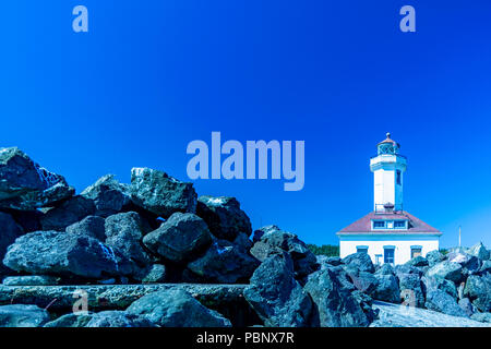 Herrliche Aussicht auf den Punkt Wilson Leuchtturm mit blauer Himmel 1, Port Townsend, Washington. USA Stockfoto