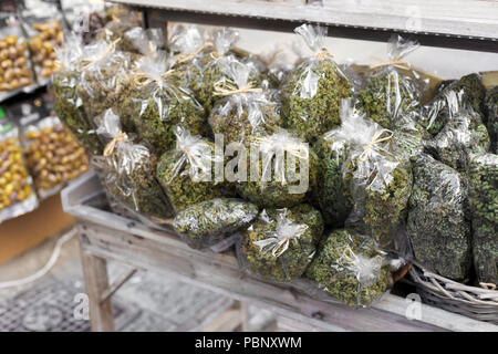 Trauben von Oregano auf Holz Stativ auf einem lokalen Markt Stockfoto