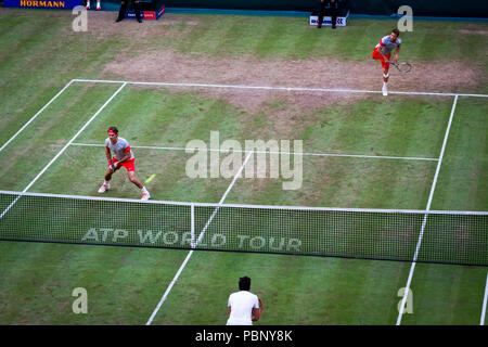 Roger Federer spielt in einem Doppel am 2013 Gerry Weber Open in Halle (Westfalen), Deutschland. Stockfoto