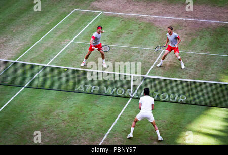 Roger Federer spielt in einem Doppel am 2013 Gerry Weber Open in Halle (Westfalen), Deutschland. Stockfoto