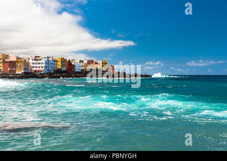 Blick auf die bunten Häuser von Punta Brava vom Strand Jardin in Puerto de la Cruz, Teneriffa, Kanarische Inseln, Spanien. Stockfoto