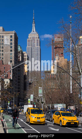 Flatiron District im frühen Frühling mit Madison Square Park auf der rechten Seite und das Empire State Building in der Ferne. New York, USA Stockfoto