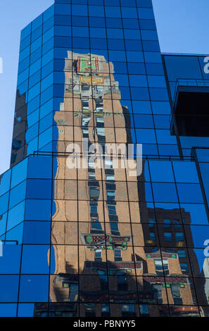 Reflexion der Fred F. französischen Gebäude in den Fenstern von Safra National Bank, Fifth Avenue, New York City, USA Stockfoto