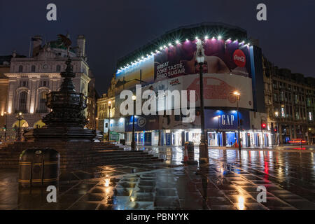 Piccadilly Circus, London-September 8,2017: Brunnen in Piccadilly Circus im regnerischen Morgen mal am 8. September 2017 in London, Vereinigtes Königreich Stockfoto