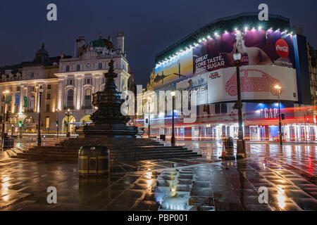 Piccadilly Circus, London-September 8,2017: Brunnen in Piccadilly Circus im regnerischen Morgen mal am 8. September 2017 in London, Vereinigtes Königreich Stockfoto