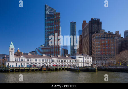 City Pier A und Lower Manhattan Wolkenkratzer aus an Bord einer Liberty Island Fähre, Battery Park, New York, USA Stockfoto