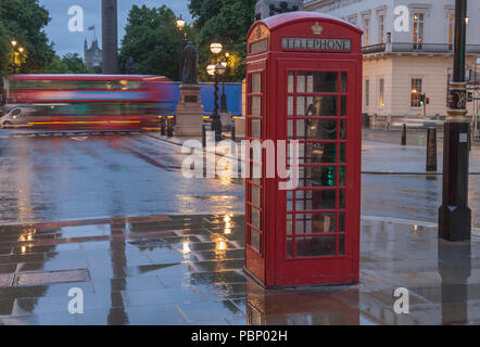 Die rote Telefonzelle, berühmten Symbol von London, auf Waterloo Place, England.