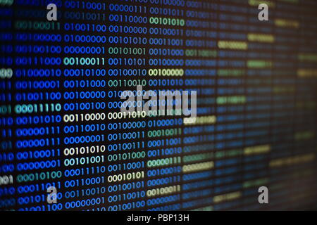 Blau ist der binäre Code. Blocks binärer Daten. Blockchain Konzept. Blauer Hintergrund mit dem binären Code Bit Nummer eins und null Text. Stockfoto