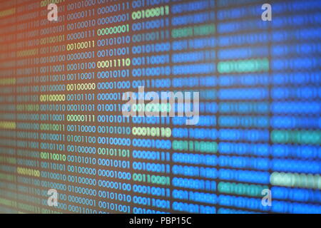 Blau ist der binäre Code. Blocks binärer Daten. Blockchain Konzept. Blauer Hintergrund mit dem binären Code Bit Nummer eins und null Text. Stockfoto