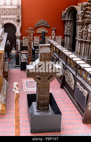 LONDON, ENGLAND - Juli 23, 2016: Mittelalter und Renaissance Galerien, Victoria und Albert Museum in London. Es wurde im Jahre 1852 gegründet. Stockfoto