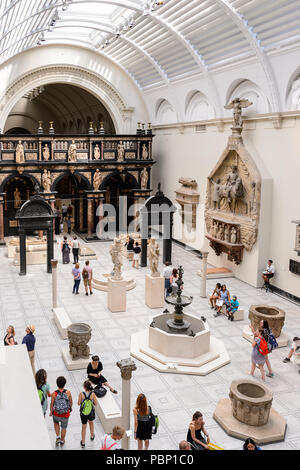 LONDON, ENGLAND - Juli 23, 2016: Innenraum des Victoria & Albert Museum, London. Es wurde im Jahre 1852 gegründet.
