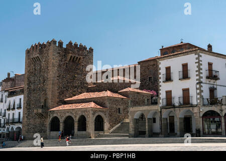 Caceres, Spanien - 13. Juli 2018: Hauptplatz der Stadt, auf der rechten Seite Monument, genannt "Torre de Bujaco', arabischen Gebäude der quadratischen Anlage auf Roma errichtet. Stockfoto