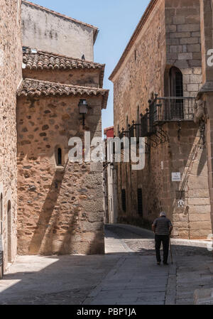 Straße, typisch für die Altstadt von Caceres, Spanien Stockfoto