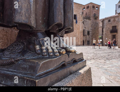 Caceres, Spanien - 13. Juli 2018: Denkmal für San Pedro de Alcantara, 1954 gemacht, in der Plaza de Santa Maria gelegen, im Anhang zu der Kirche, Caceres, Stockfoto