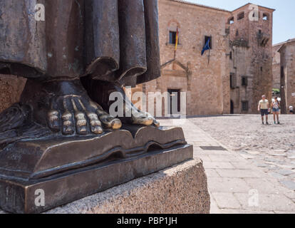 Caceres, Spanien - 13. Juli 2018: Denkmal für San Pedro de Alcantara, 1954 gemacht, in der Plaza de Santa Maria gelegen, im Anhang zu der Kirche, Caceres, Stockfoto