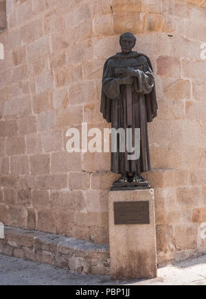 Caceres, Spanien - 13. Juli 2018: Denkmal für San Pedro de Alcantara, 1954 gemacht, in der Plaza de Santa Maria gelegen, im Anhang zu der Kirche, Caceres, Stockfoto