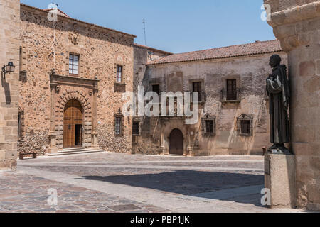 Caceres, Spanien - 13. Juli 2018: Denkmal für San Pedro de Alcantara, 1954 gemacht, in der Plaza de Santa Maria gelegen, im Anhang zu der Kirche, Caceres, Stockfoto