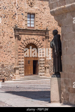 Caceres, Spanien - 13. Juli 2018: Denkmal für San Pedro de Alcantara, 1954 gemacht, in der Plaza de Santa Maria gelegen, im Anhang zu der Kirche, Caceres, Stockfoto