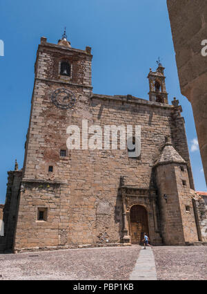 Caceres, Spanien - 13. Juli 2018: Die Kirche von San Mateo am gleichnamigen Platz gelegen, Hauptfassade mit platereske Fassade, hat Elemente der Vario Stockfoto