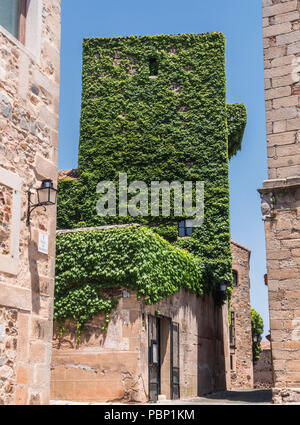 Caceres, Spanien - 13. Juli 2018: Haus der Wände - Saavedra und Turm von Sande, ist gotisch, aus dem 14. Jahrhundert, umgebaut im 15. Jahrhundert, ein Platz der Stockfoto