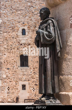 Caceres, Spanien - 13. Juli 2018: Denkmal für San Pedro de Alcantara, 1954 gemacht, in der Plaza de Santa Maria gelegen, im Anhang zu der Kirche, Caceres, Stockfoto