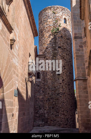 Caceres, Spanien - 13. Juli 2018: Haus und Turm der Carvajal arabischer Herkunft, der bürgerlichen Architektur und mittelalterlichen Epoche, wie bekannt das verbrannte Haus', du Stockfoto