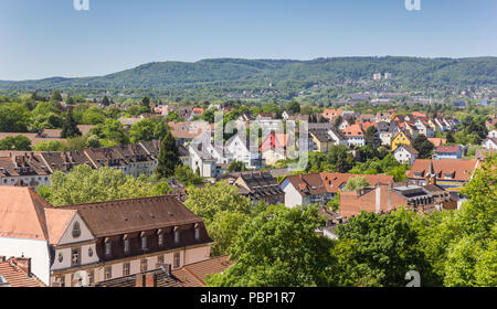 Blick über Kassel und die umliegenden Hügel aus dem Weinberg Park in Deutschland Stockfoto