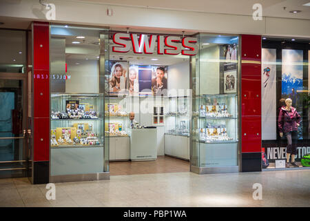Krakau, Polen - 30. MAI 2015: Swiss Watch Abschnitt in der Galeria Krakowska City Mall in Krakau, Polen. Galeria Krakowska verfügt über 270 Fachgeschäfte, Cafés Stockfoto