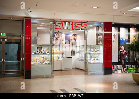 Krakau, Polen - 30. MAI 2015: Swiss Watch Abschnitt in der Galeria Krakowska City Mall in Krakau, Polen. Galeria Krakowska verfügt über 270 Fachgeschäfte, Cafés Stockfoto