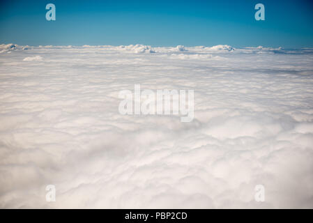 Blick auf Wolken Über den Wolken als vom Flugzeug aus gesehen Stockfoto