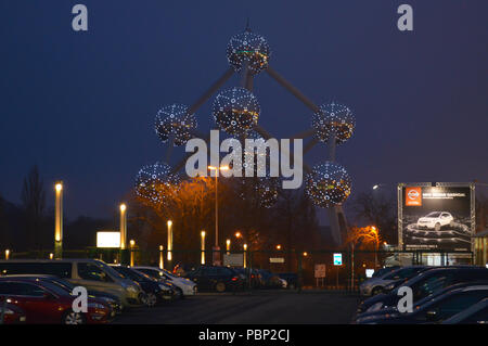 Hell erleuchtete Atomium in Brüssel Belgien bei Nacht Stockfoto