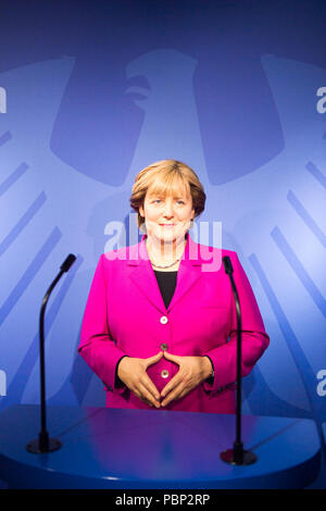 AMSTERDAM, NIEDERLANDE - Jun 1, 2015: Angela Merkel, Deutsche cancelloe, im Madame Tussauds Museum in Amsterdam. Marie Tussaud wurde als Marie Gro geboren Stockfoto