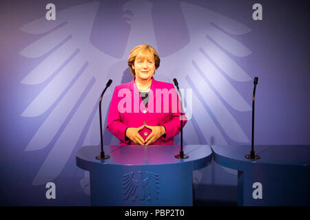 AMSTERDAM, NIEDERLANDE - Jun 1, 2015: Angela Merkel, Deutsche cancelloe, im Madame Tussauds Museum in Amsterdam. Marie Tussaud wurde als Marie Gro geboren Stockfoto