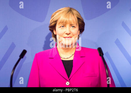 AMSTERDAM, NIEDERLANDE - Jun 1, 2015: Angela Merkel, Deutsche cancelloe, im Madame Tussauds Museum in Amsterdam. Marie Tussaud wurde als Marie Gro geboren Stockfoto