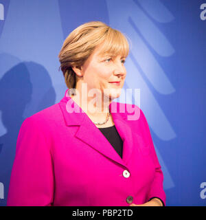 AMSTERDAM, NIEDERLANDE - Jun 1, 2015: Angela Merkel, Deutsche cancelloe, im Madame Tussauds Museum in Amsterdam. Marie Tussaud wurde als Marie Gro geboren Stockfoto