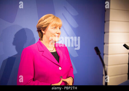 AMSTERDAM, NIEDERLANDE - Jun 1, 2015: Angela Merkel, Deutsche cancelloe, im Madame Tussauds Museum in Amsterdam. Marie Tussaud wurde als Marie Gro geboren Stockfoto