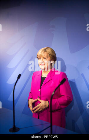 AMSTERDAM, NIEDERLANDE - Jun 1, 2015: Angela Merkel, Deutsche cancelloe, im Madame Tussauds Museum in Amsterdam. Marie Tussaud wurde als Marie Gro geboren Stockfoto