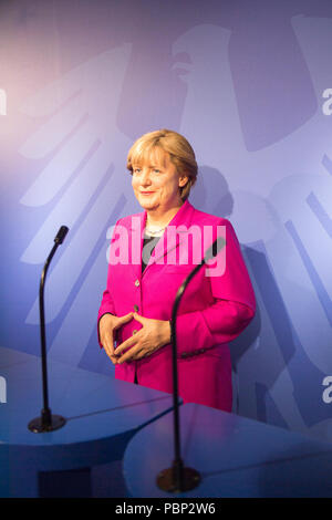 AMSTERDAM, NIEDERLANDE - Jun 1, 2015: Angela Merkel, Deutsche cancelloe, im Madame Tussauds Museum in Amsterdam. Marie Tussaud wurde als Marie Gro geboren Stockfoto